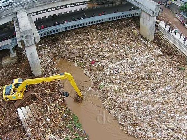 Penampakan dari Udara Lautan Sampah di Sungai Kalibata