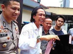 Sejak Kapan Piyu dan Flo Pisah Ranjang?