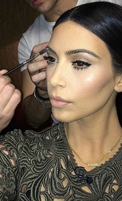 Uji Coba Tidur Pakai Makeup Seperti Kim Kardashian, Apa Efeknya Pada Wajah?
