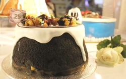 Sentuhan Baru Warna Hitam pada Chiffon Cake Klasik