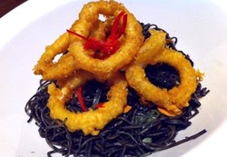 Yuk, Nyicip Mie Hitam Lembut Gurih Buat Makan Malam