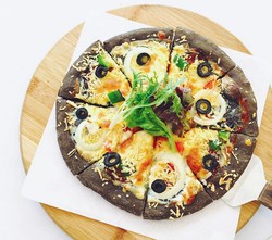 Pizza Hingga Pempek, Sentuhan Warna Hitam pada Makanan Gurih (1)