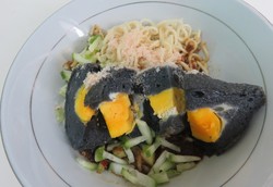Pizza Hingga Pempek, Sentuhan Warna Hitam pada Makanan Gurih (2)