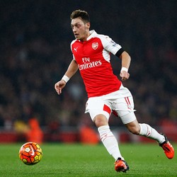 Sejak Pertama Latihan Bareng, Oezil Sudah Selalu Bikin Bellerin Kagum