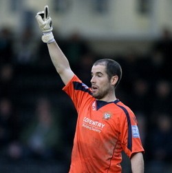 Setelah Menanti 13 Tahun, Kiper Ini Akhirnya Main Sejak Kick-off