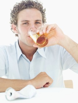 Alasan Sebaiknya Tak Berkencan dengan Pria yang Suka Minuman Energi