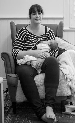 Foto: Momen Nyata Ketika Ibu Menyusui Bayi, Tanpa Makeup & Berantakan