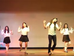 Kocak! Guru Ini Cover Dance Lagu G-Friend Bareng Siswi SD