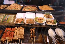 Ke Pasar Kuliner Phuket, Wajib Coba Sate Seafood!