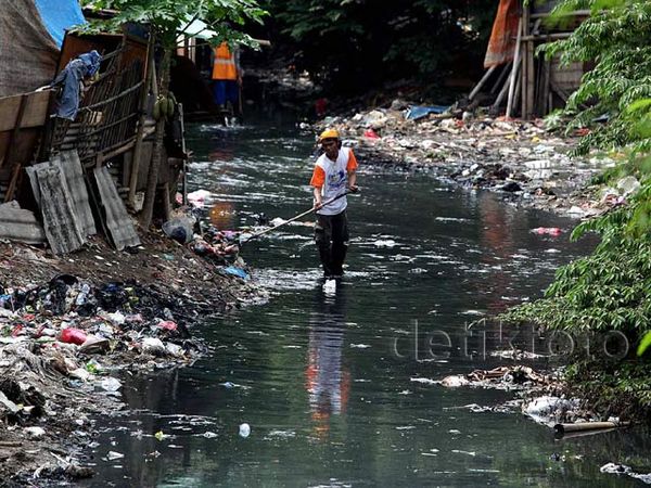 Kali Cipinang Muara Menyempit Akibat Sampah