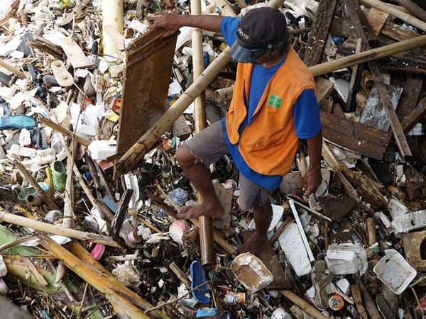 Sampah di Pintu Air Manggarai Dibersihkan