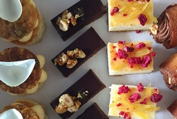 Kafe Ini Padukan Dessert Lezat dengan Bunga Cantik yang Dapat Dimakan