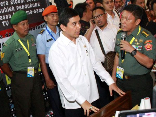 Menteri Yuddy Kunjungi Stan Pameran Puspen TNI Menteri Yuddy Kunjungi Stan Pameran Puspen TNI