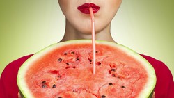 Selain Air Putih Semangka dan Tomat Bisa Beri Asupan Air untuk Tubuh