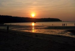 Bawean, Pantai Menawan dengan Sunset Rupawan di Gresik