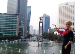 Barbie Kenakan Seragam Pramugari Qantas dari Masa ke Masa