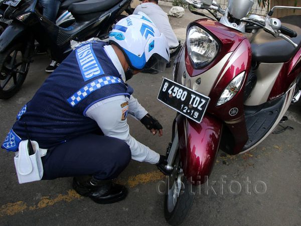 Parkir Sembarangan, Pentil Motor Dicabut