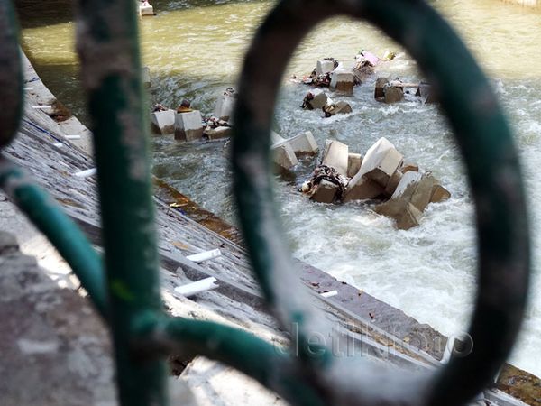 Pemasangan Hexapod di Kali Ciliwung