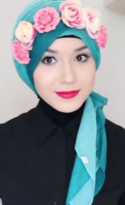 Tutorial Hijab Turban Simpel dengan Hiasan Mahkota Bunga