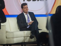 Divonis Positif HIV, Charlie Sheen Stres Hingga Ingin Bunuh Diri