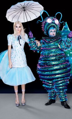 Penampilan Kendall Jenner dengan Rambut Pirang Sebagai Alice in Wonderland