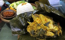 Pedas Gurih Pepes Ayam untuk Santap Malam