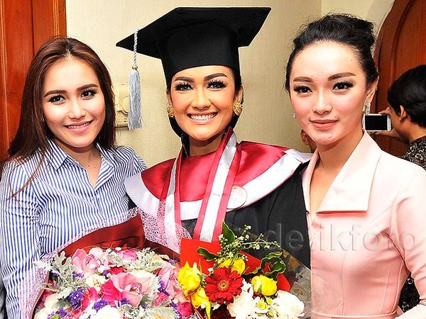 Ayu Ting Ting dan Zaskia 'Gotik' Ikut Rayakan Kelulusan Jupe