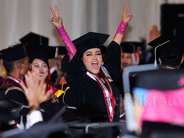 Congraduation! Julia Perez Akhirnya Jadi Sarjana Hukum