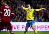 Meski terus digempur tuan rumah, Swedia justru mampu unggul 2-0 lebih dahulu melalui gol-gol Zlatan Ibrahimovic. REUTERS/Liselotte Sabroe.