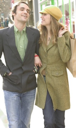 Jalan Kaki Bersama Pasangan Bikin Hubungan Semakin Romantis