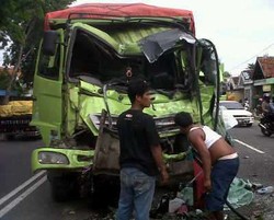 Bos Hino Ngeri Lihat Aksi Sopir Bus dan Truk Ugal-ugalan