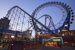 Keren! Bianglala di Jepang Ini Ditembus Roller Coaster