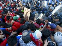Demo Memprotes KTT APEC Berakhir Bentrok