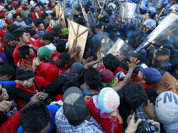 Demo Memprotes KTT APEC Berakhir Bentrok