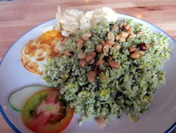 Makan Siang Sedap Mengenyangkan dengan Nasi Goreng Hijau