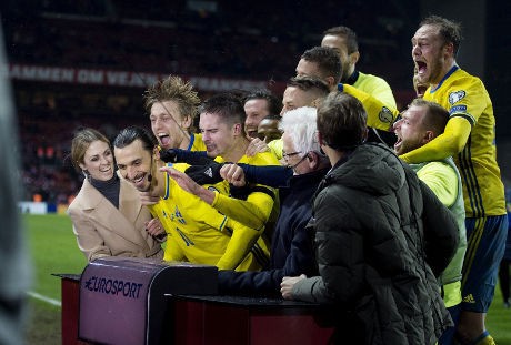 Ketika Ibrahimovic Diserbu Rekan-Rekan Setim dan Selfie Bareng Polisi