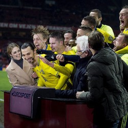 Ketika Ibrahimovic Diserbu Rekan-Rekan Setim dan Selfie Bareng Polisi