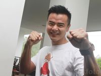 Gaya Macho Dion Wiyoko