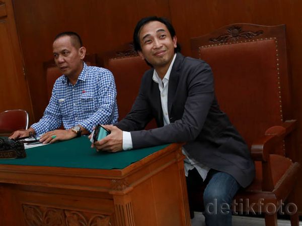 Akhirnya Hadir Sidang, Piyu Tampil Necis