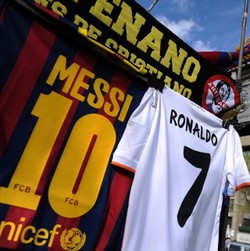 De Boer Angkat Topi untuk Ronaldo, tapi Tetap Lebih Suka Messi