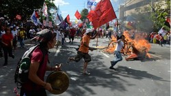 Unjuk Rasa di KTT APEC Berbuntut Bentrokan