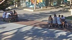 Dicari! Kelompok Pria yang Naik Meja Bermesin Keliling Perth