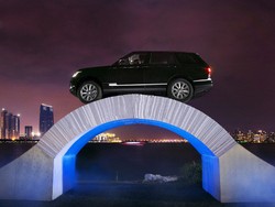 Rayakan Ultah Ke-45, Range Rover Ini Diajak Lintasi Jembatan Kertas