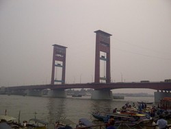 Jembatan Ampera, Tetap Cantik Meski Ada Asap