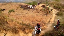 Nikmati Alam Hambalang Naik Motor Cross, Seru Banget!