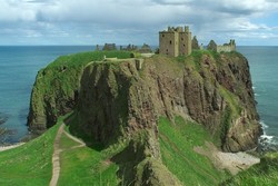 Kastil Pinggir Tebing Skotlandia Bak Kisah Dongeng
