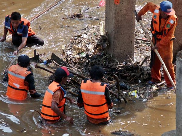 Pembersihan Sampah yang Tersangkut di Sungai