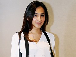 Bertahun-tahun Dena Rachman Bertahan dalam Tubuh Laki-laki