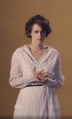 Penampilan Kristen Stewart Berperan Sebagai Coco Chanel