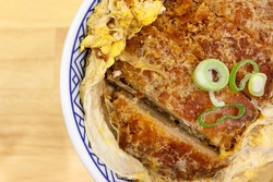 Lezat Gurih Katsu Donburi untuk Santap Malam Mengenyangkan
